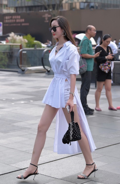  衬衫■小姐姐的衣服太有特点了，衬衫？裙子？还是礼服？设计师脑洞太大了