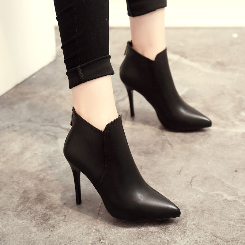 立秋了别穿凉鞋了，洋气女人今年都这样穿短靴，满满女人味