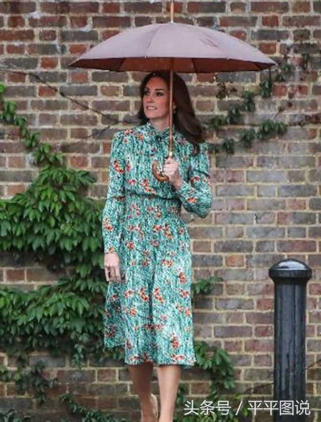 看完梅根的服装，再看看凯特的服装，网友:难怪女王会偏爱她!