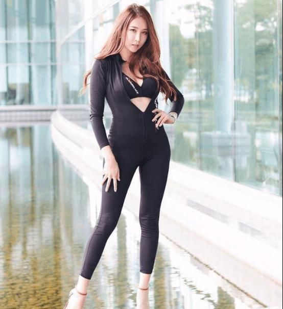 身材曲线唯美的女孩，身着打底裤之后显得更加的高挑迷人！