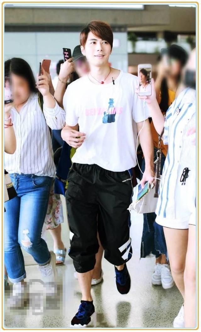 陈学冬张翰同穿运动裤走机场,网友:终于知道邋遢与精致的差距了