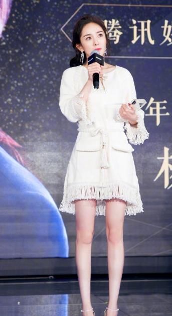 杨幂真时尚，连衣裙怎么看都是麻袋改的！