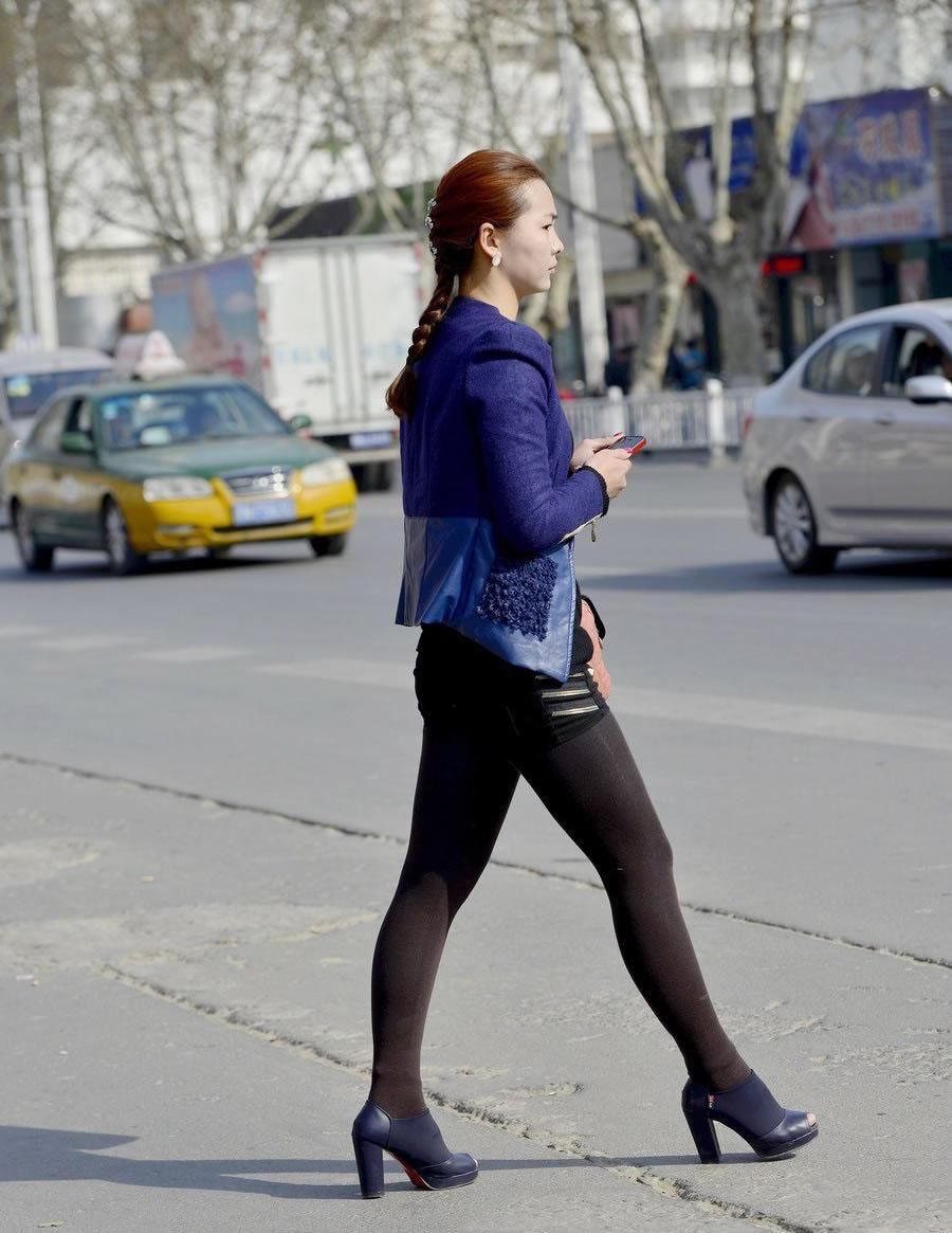 街拍:马尾辫厚黑丝美女，总是如此的赏心悦目