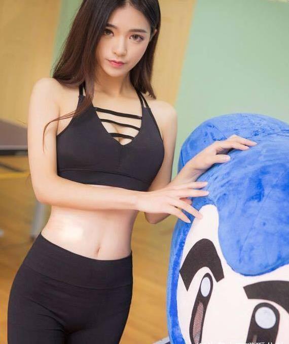 街拍，靓丽小姐姐长相清纯，穿着飘逸而清凉，路人移不开眼球！