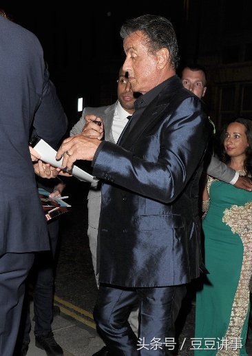 史泰龙和他三个女儿刚参加完活动回来，女儿长得都很漂亮