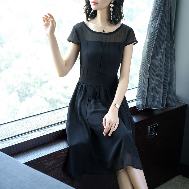 哇塞,头一次见妈妈穿这样的连衣裙,55岁还美得跟30岁一样