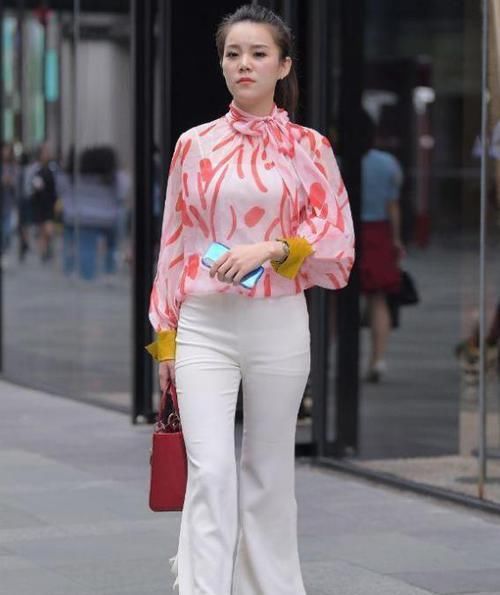  『美女』街拍：皮肤白皙的美女，一件吊带背心配黑色短裤，时尚魅力十足
