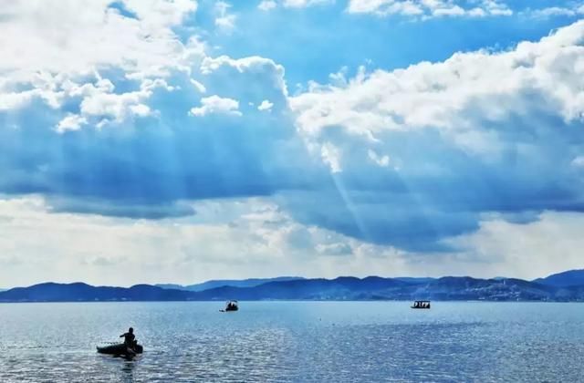 比泸沽湖还要美，这个隐藏在云南秘境的“玻璃湖”终于被人发现了