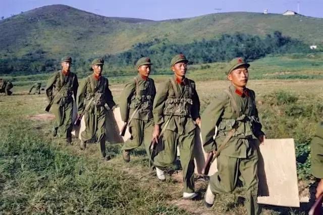 70年代身着65式军服的解放军，条件虽艰苦，但个个精气神十足