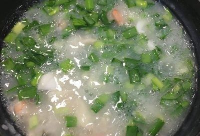  「美食」宅在家中吃美食：海鲜粥