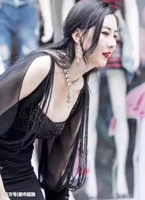 街拍：成熟的美少女, 黑色吊带裙臀围紧致, 皮肤又白有好看