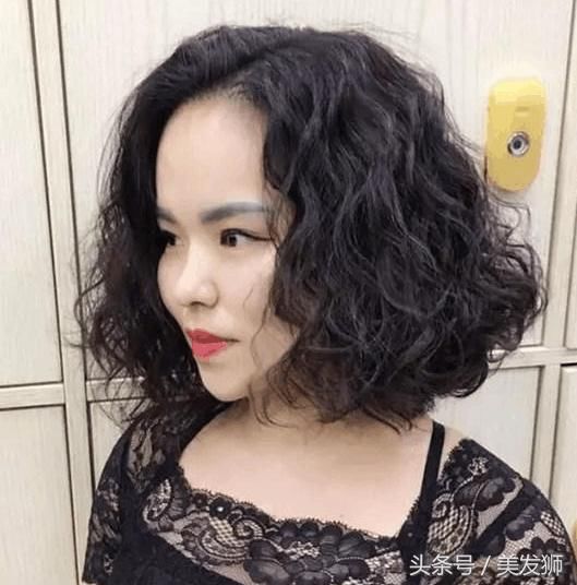 50岁妈妈剪短发烫小卷，一看像18，美得我都不敢认了！