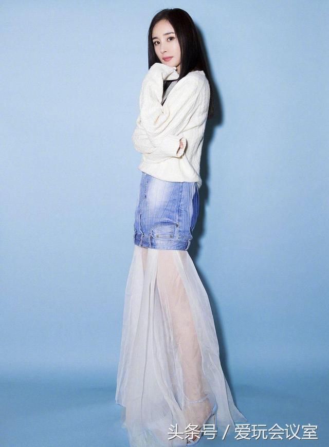 杨幂反穿超短牛仔裙，若隐若现的美腿更诱人，性感中透露着搞笑