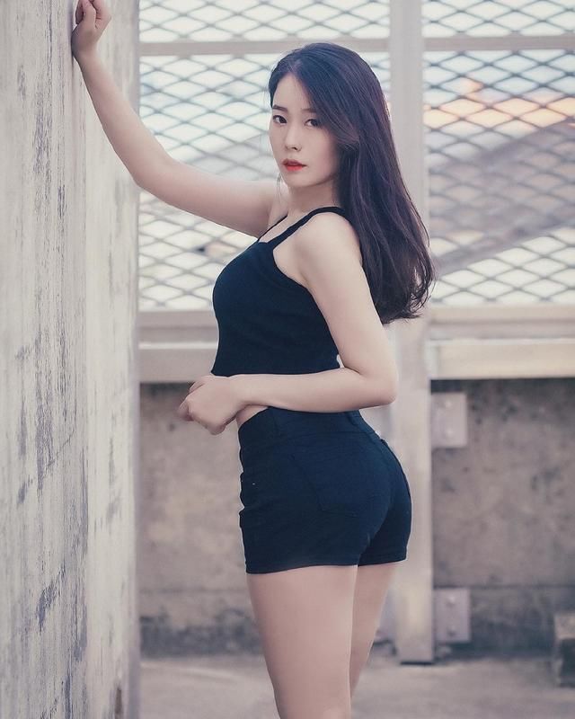 街拍:图八穿旗袍的美女最迷人，高贵典雅!