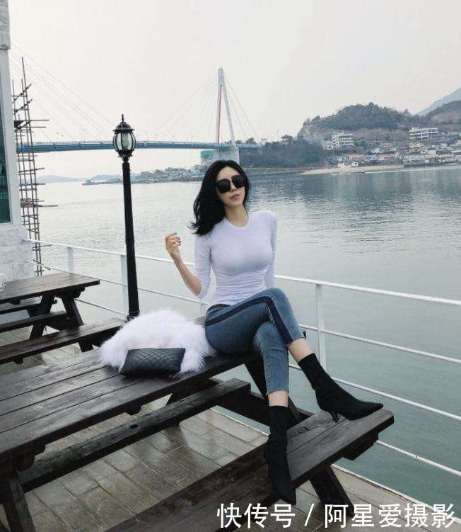 街拍：风景虽好人更美, 美女穿搭休闲, 窈窕身材更引人注目欣赏