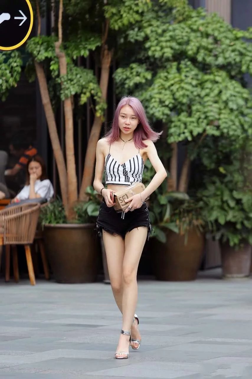 时尚小姐姐身穿黑色热裤大秀好身材，火辣性感又不失时尚，美女的