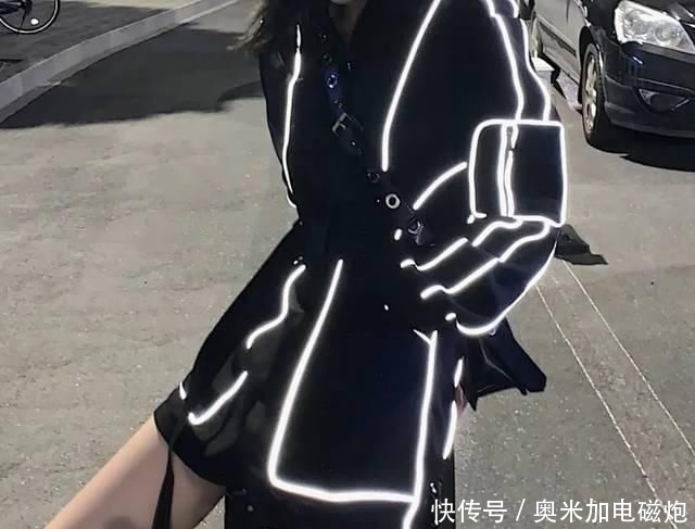  「反光设计」最时髦的人都在穿这件衣服