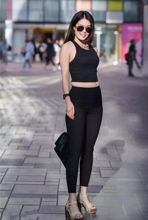 身材微胖的打底裤辣妈，紧绷的线条勒得如此有型！