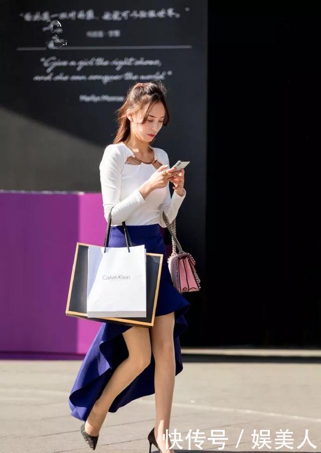 『气质』街拍:美女脚上搭配上一双一字带的高跟鞋,更是气质有加