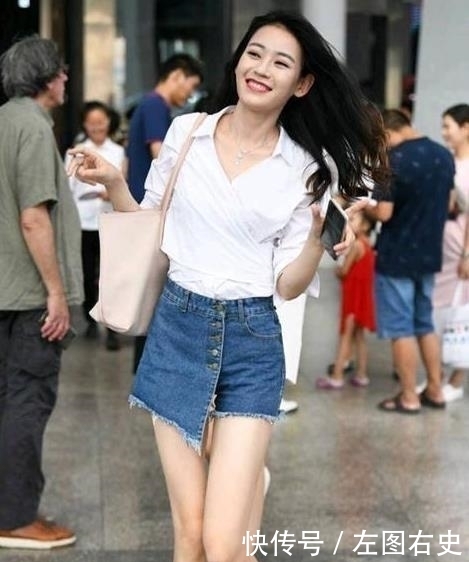  美女：街拍美女：穿着时尚的小姐姐逛街，身材苗条，休闲大方！