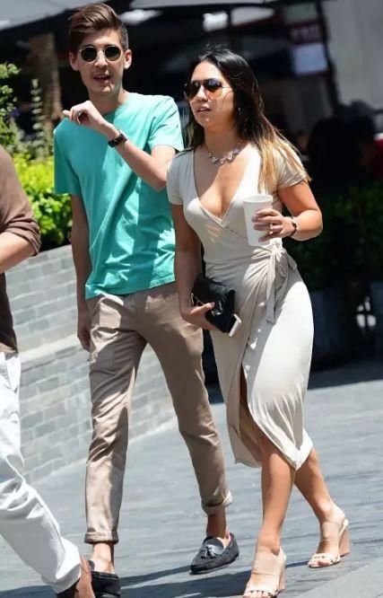 街拍:身材丰腴的连衣裙美女