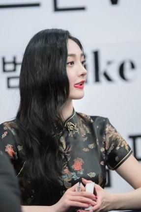 原以为19岁周洁琼穿旗袍够惊艳了,但看到31岁的宋茜,我沉默了!