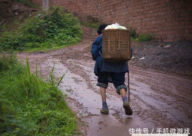 农村老人拿一张“废纸”去古玩店变卖，店主：最多能值100元！