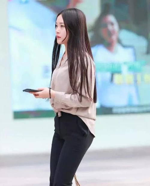  面带微笑■街拍：面带微笑的小姐姐，一条长袖连衣裙，时尚清新靓丽美