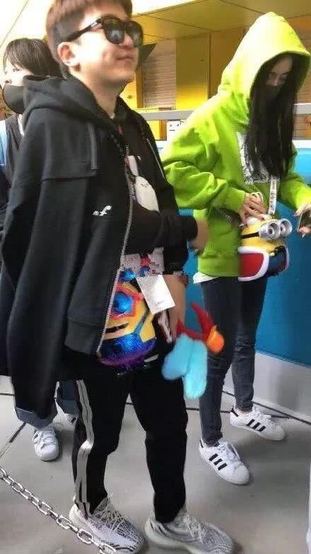 杨幂吃火锅被亲戚偷拍，粉丝发现视频中的不对劲后，要求删除!