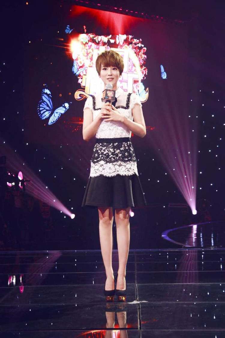 谢楠挺六个月孕肚，改穿松糕鞋照样潮得飞起