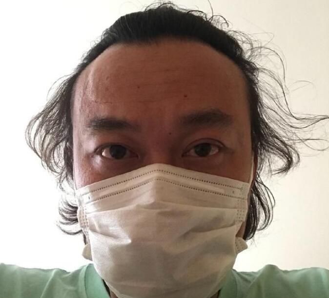  #梳到#陈奕迅久违晒自拍 将头发全部梳到耳后稍显凌乱