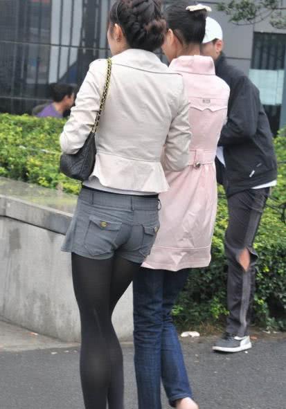 白色上衣牛仔短裤搭配黑色丝袜的小姐姐和穿着