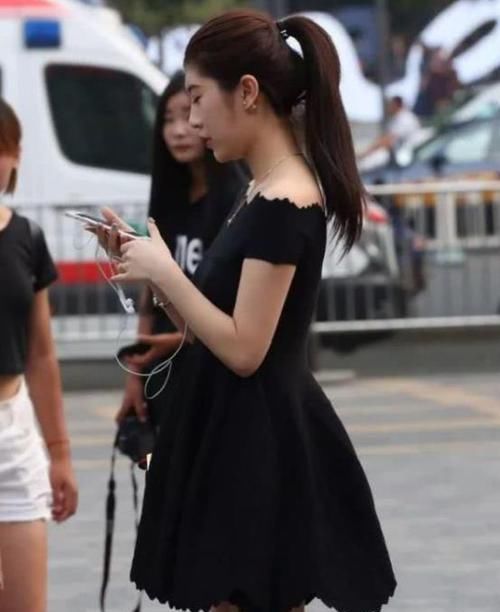  #粉色#街拍：天生丽质的小姐姐，一条粉色的针织连衣裙，时尚清新气质美