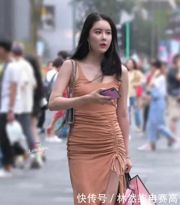  [美女]街拍：丰姿绰约的美女，一条棕色的吊带连衣裙，时尚魅力女人味