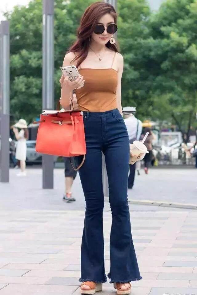 波点式紧身连衣长裙把小姐姐的小蛮腰完美展示，S型身材真没的说