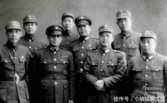 『孟良崮』张灵甫战死孟良崮,蒋委员长当着众人,抡起手杖打的他满头是血