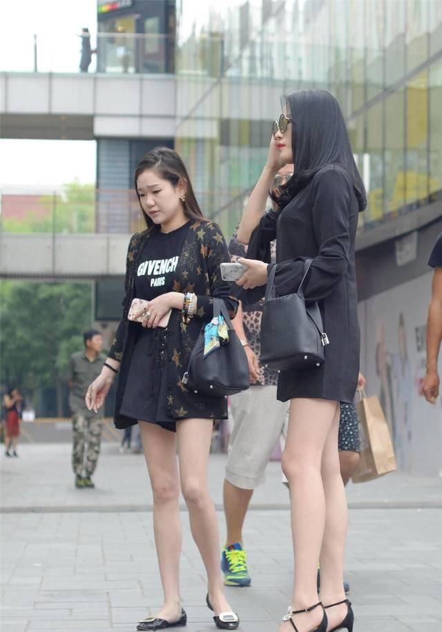  『搭配出』闺蜜一起逛街，穿不穿高跟鞋，真的是两个样子