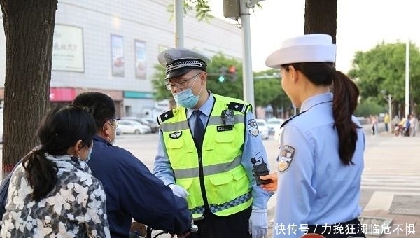 『电动车』骑电动车切记戴头盔 淄博临淄交警现场劝导