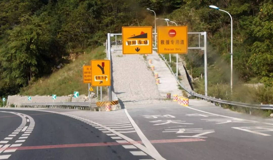 你是怎么整到上面去的？司机：我也不知道，是导航带我上来的…