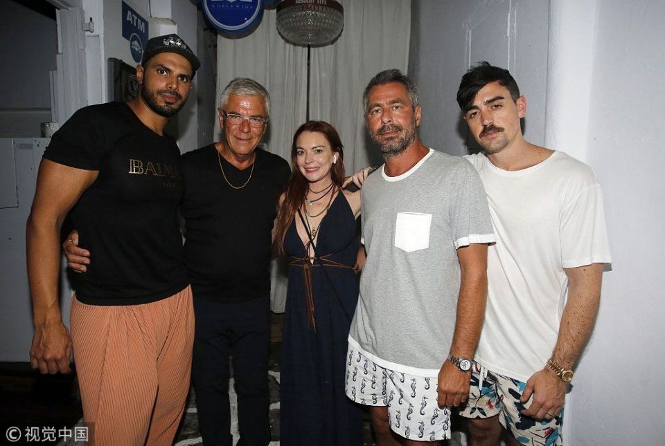 ”贱女孩“林赛罗韩深V裙露满身雀斑  挨个合影粉丝搭肩似老友