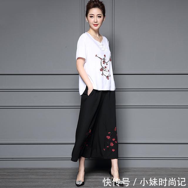 「加上」都说旗袍有东方韵味,其实,棉麻装加上精致刺绣也可以美得很优雅