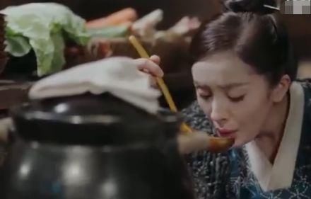 同是“假吃”，baby沈月被骂惨，为什么赵丽颖杨幂却获赞无数?