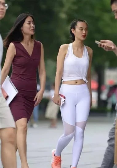 两位小姐姐大街上争艳，白色紧身裤小姐姐甩紫色连衣裙小姐姐十条