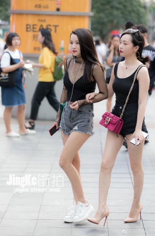 路人街拍，小姐姐时尚的穿搭同时还增添了几分女性特有的柔美
