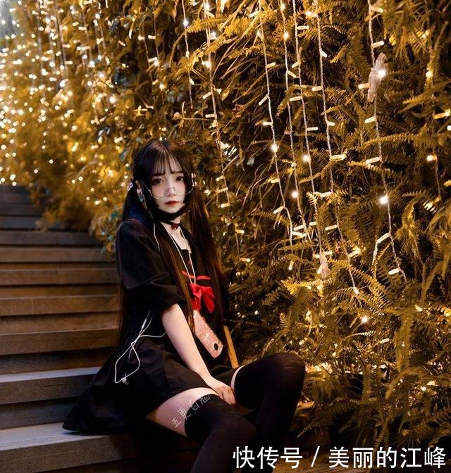 绝对领域制服cosplay，黑丝美腿让人沦陷