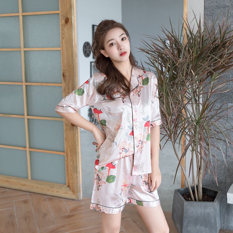 现在超流行的真丝睡衣，在家这么一穿，展现傲人的曲线，性感妩媚