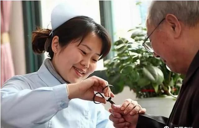  #养老金#养老金缴纳每年由6000元调整到8000元，背后是他们的一