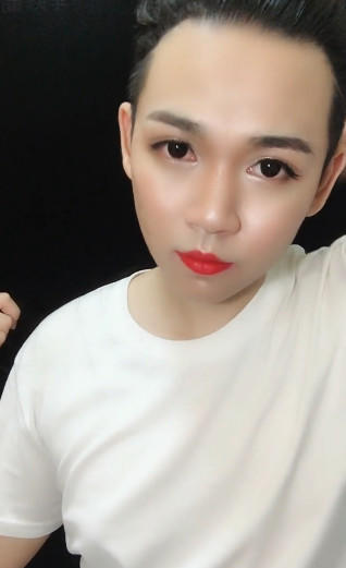 小伙子逆天化妆术，美女帅哥随意切换 网友：确定不去泰国发展