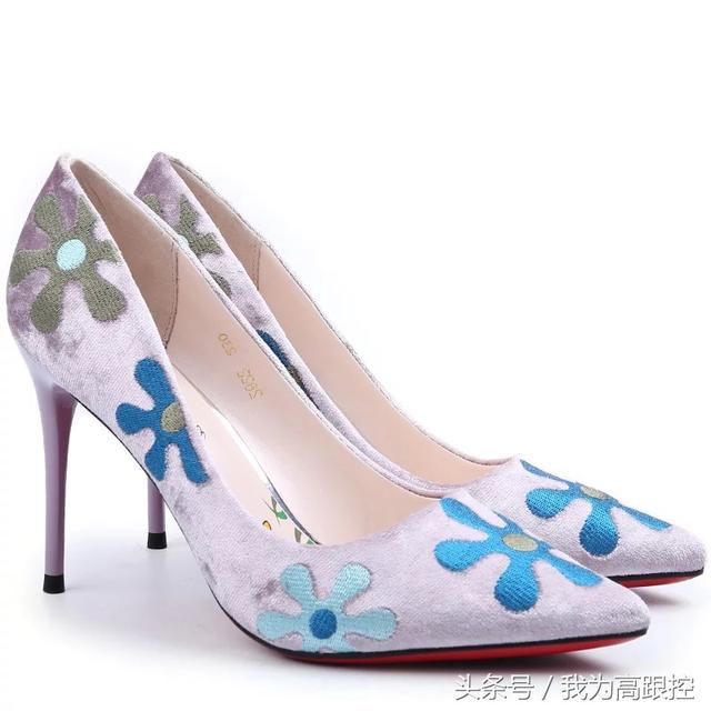 六花瓣花朵刺绣的尖头细跟高跟鞋