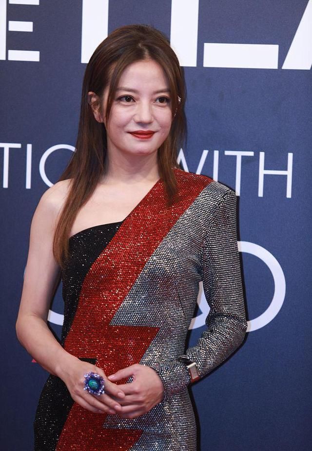 赵薇瘦了穿紧身裙出席活动，网友:身材好任性啊!